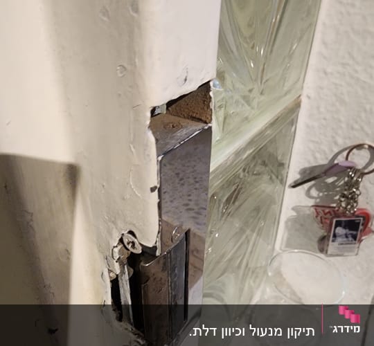 מנעול דלת עם תיקון או התקנה